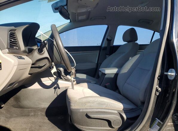 5NPD84LF1JH377832 2018 HYUNDAI ELANTRA Черный Вид салона спереди