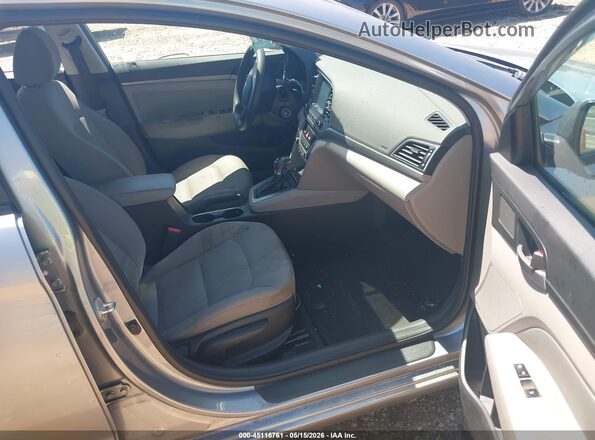 5NPD84LF2HH156878 2017 HYUNDAI ELANTRA Серебряный Вид салона спереди