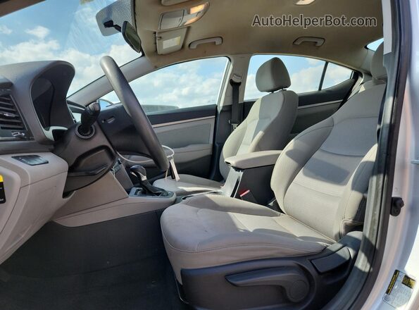 5NPD84LF3HH098957 2017 HYUNDAI ELANTRA Серебряный Вид салона спереди