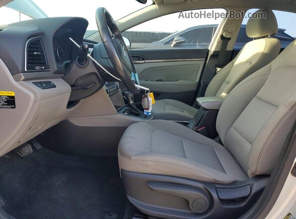 5NPD84LF5JH390339 2018 HYUNDAI ELANTRA Серебряный Вид салона спереди
