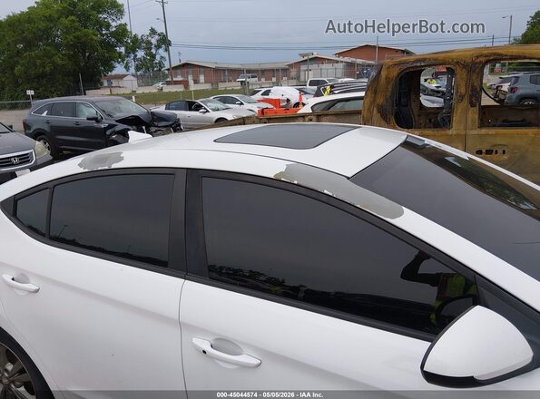 5NPD84LF6HH201305 2017 HYUNDAI ELANTRA White Widok z przodu
