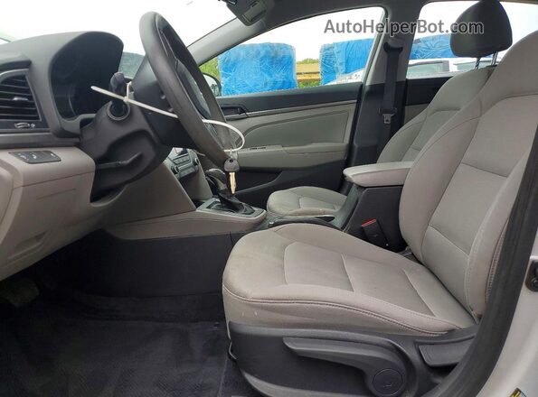 5NPD84LF7JH239406 2018 HYUNDAI ELANTRA Серебряный Вид салона спереди
