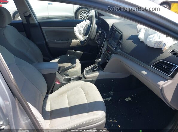 5NPD84LF9HH049973 2017 HYUNDAI ELANTRA Серебряный Вид салона спереди