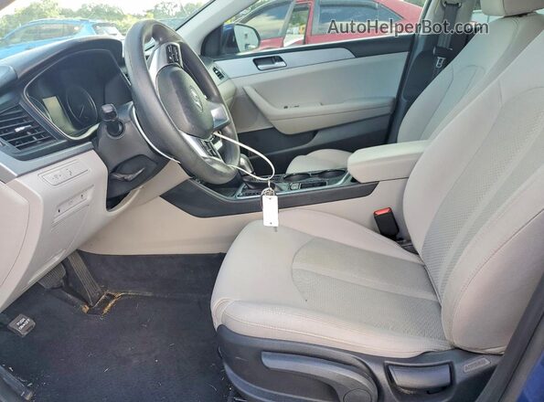 5NPE24AF0KH765452 2019 HYUNDAI SONATA Синий Вид салона спереди