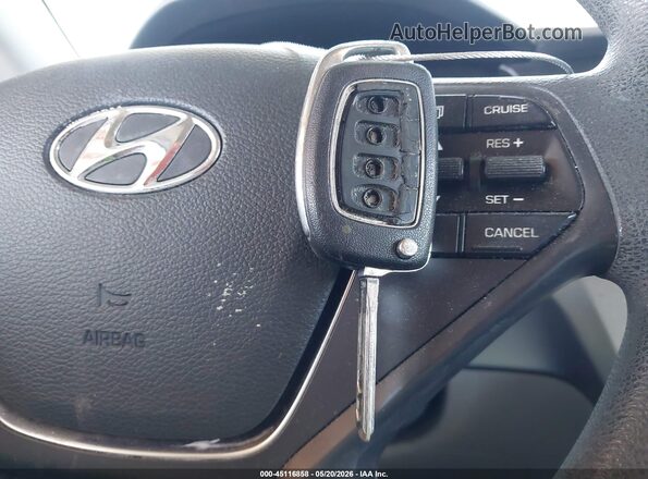5NPE24AF1HH452323 2017 HYUNDAI SONATA Белый Вид панели приборов