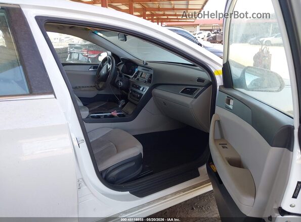 5NPE24AF1HH452323 2017 HYUNDAI SONATA Белый Вид салона спереди