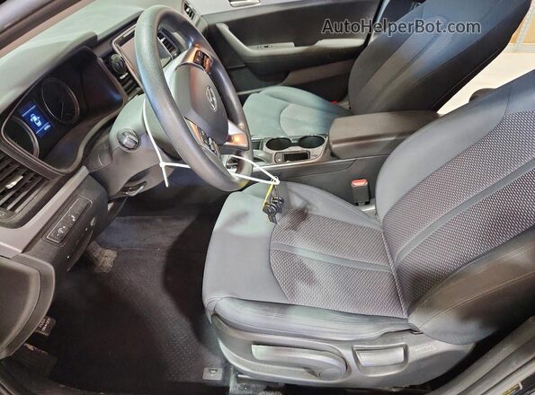 5NPE24AF1JH607023 2018 HYUNDAI SONATA Черный Вид салона спереди