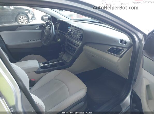 5NPE24AF2GH402917 2016 HYUNDAI SONATA Серебряный Вид салона спереди