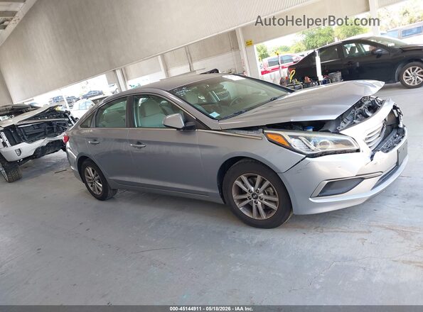 5NPE24AF2GH402917 2016 HYUNDAI SONATA Серебряный Вид задней части салона