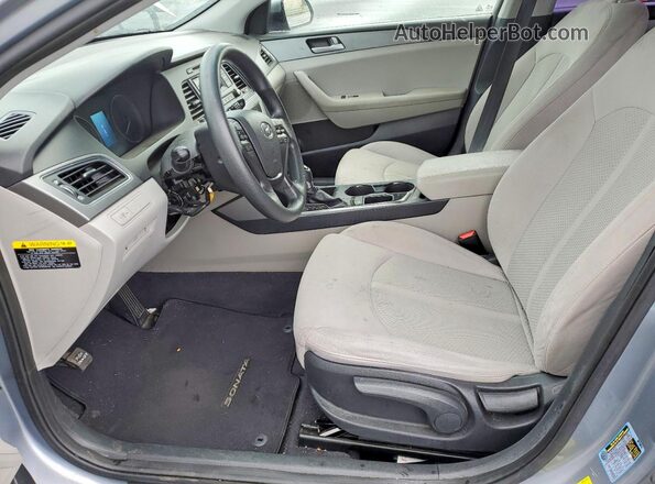 5NPE24AF2HH447499 2017 HYUNDAI SONATA Серебряный Вид салона спереди
