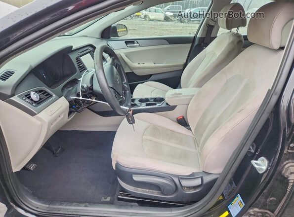5NPE24AF2HH471592 2017 HYUNDAI SONATA Черный Вид салона спереди