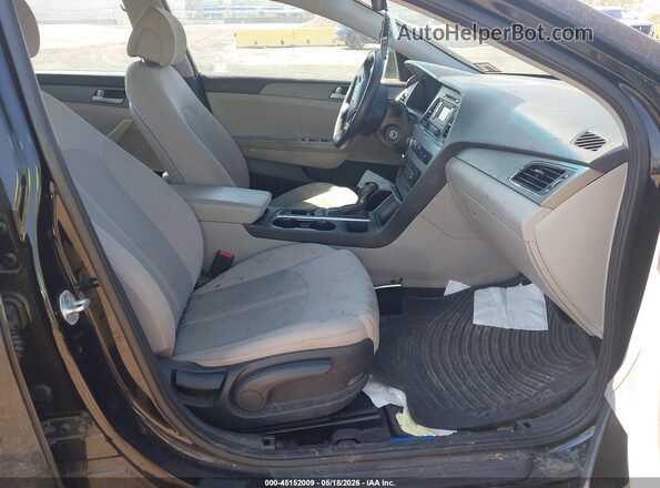 5NPE24AF3HH595242 2017 HYUNDAI SONATA Черный Вид салона спереди