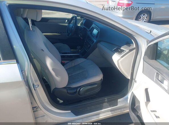 5NPE24AF5GH329378 2016 HYUNDAI SONATA Серебряный Вид салона спереди