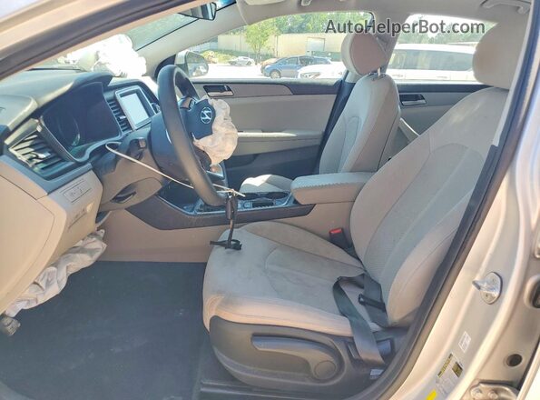 5NPE24AF5JH714964 2018 HYUNDAI SONATA Серебряный Вид салона спереди
