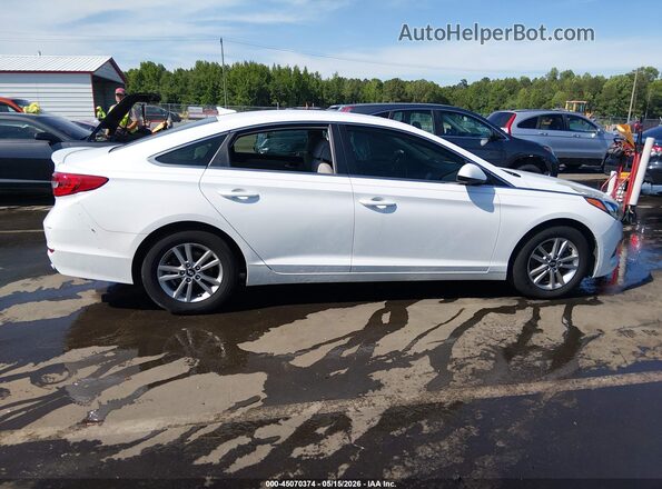 5NPE24AF6HH457341 2017 HYUNDAI SONATA Белый Вид задней части салона