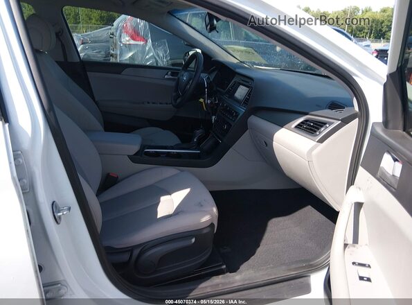5NPE24AF6HH457341 2017 HYUNDAI SONATA Белый Вид салона спереди