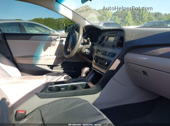 5NPE24AF6HH533088 2017 HYUNDAI SONATA Серебряный Вид салона спереди