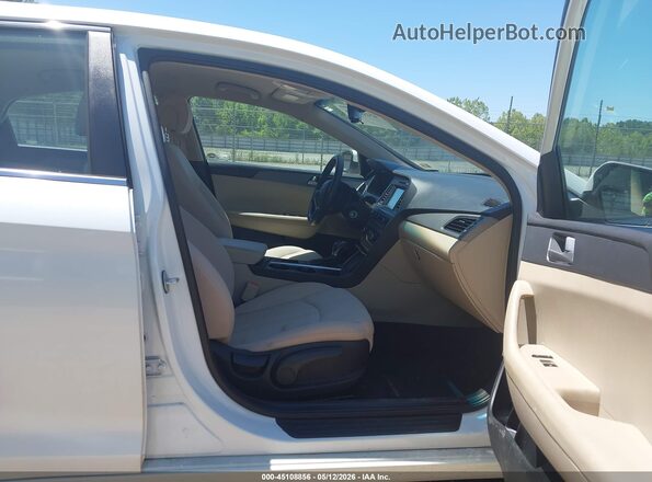 5NPE24AF6HH557519 2017 HYUNDAI SONATA White Widok wnętrza z przodu