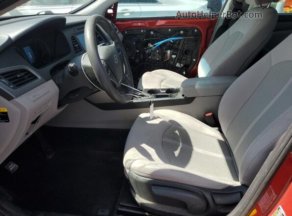 5NPE24AF7HH570425 2017 HYUNDAI SONATA Red Вид салону спереду