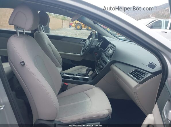 5NPE24AFXHH467760 2017 HYUNDAI SONATA Серебряный Вид салона спереди