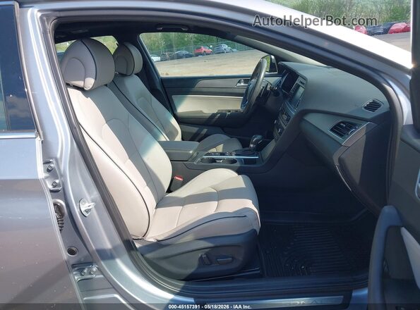 5NPE34AB1HH521828 2017 HYUNDAI SONATA Серебряный Вид салона спереди