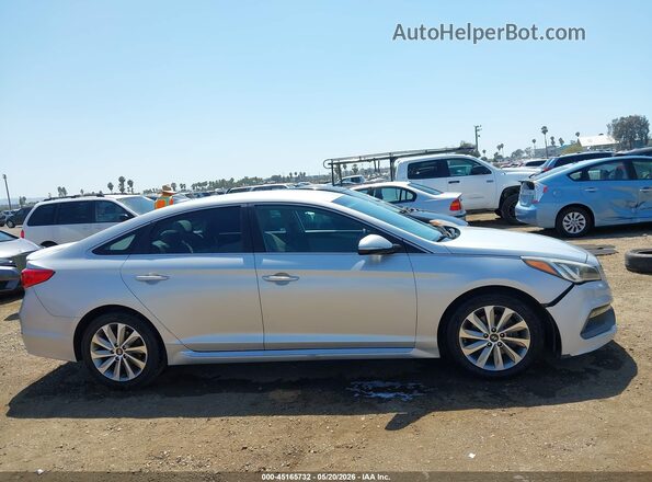 5NPE34AF1HH545808 2017 HYUNDAI SONATA Серебряный Вид задней части салона