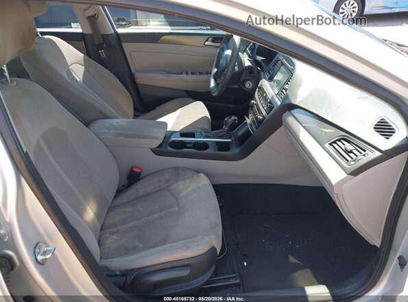 5NPE34AF1HH545808 2017 HYUNDAI SONATA Серебряный Вид салона спереди
