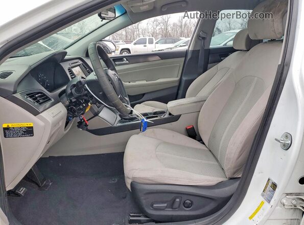 5NPE34AF5HH487735 2017 HYUNDAI SONATA Белый Вид салона спереди