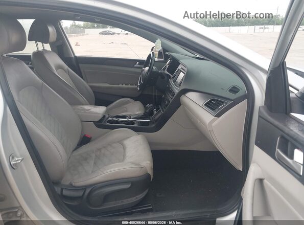 5NPE34AF8HH470315 2017 HYUNDAI SONATA Серебряный Вид салона спереди