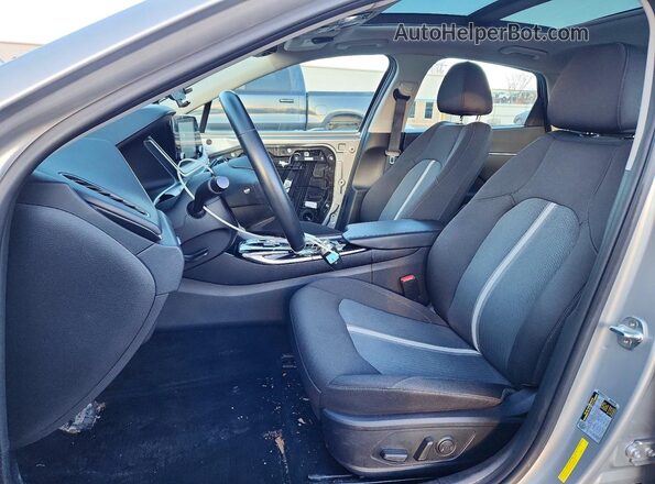 5NPEF4JA8MH090199 2021 HYUNDAI SONATA Серебряный Вид салона спереди