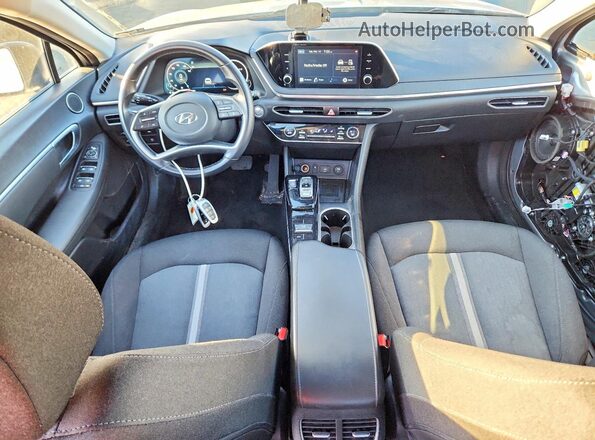 5NPEF4JA8MH090199 2021 HYUNDAI SONATA Серебряный Вид панели приборов
