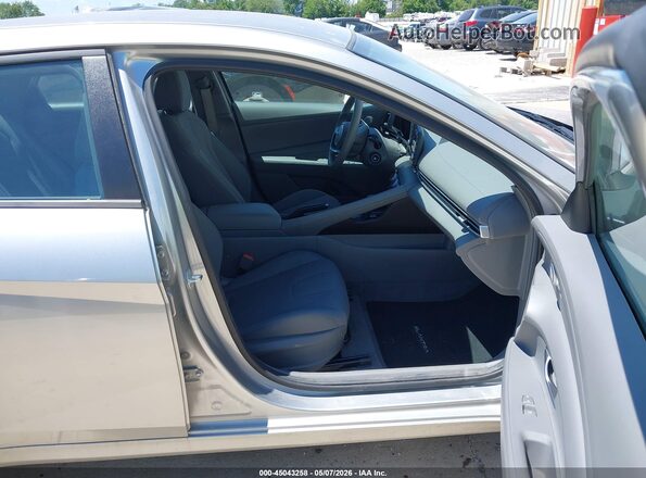 5NPLL4AGXMH049352 2021 HYUNDAI ELANTRA Серебряный Вид салона спереди