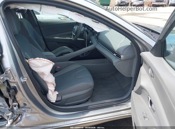 5NPLM4AGXNH077103 2022 HYUNDAI ELANTRA Серебряный Вид салона спереди