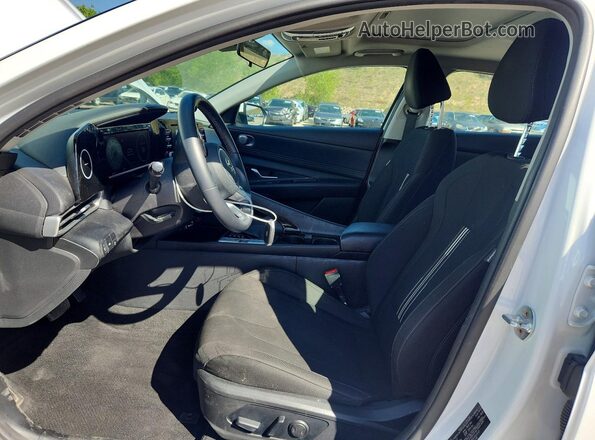 5NPLN4AG0NH066642 2022 HYUNDAI ELANTRA Белый Вид салона спереди