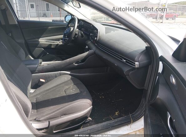 5NPLS4AG1MH030921 2021 HYUNDAI ELANTRA Белый Вид салона спереди