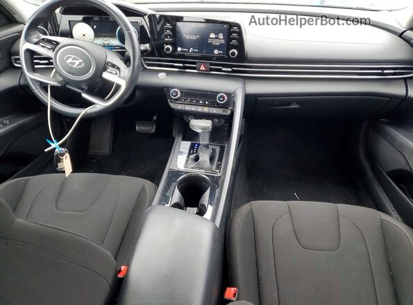 5NPLS4AG4MH000490 2021 HYUNDAI ELANTRA Серебряный Вид панели приборов