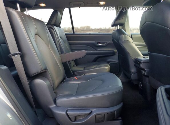 5TDAAAB59SS078731 2025 TOYOTA LE Silver Vista interior trasera