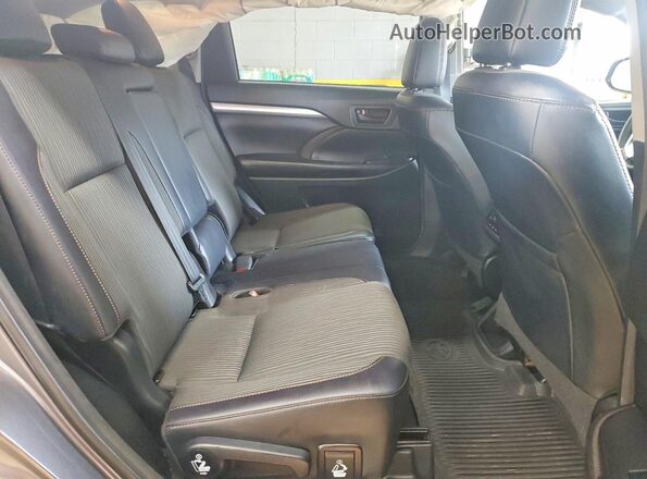 5TDBZRFH2JS908688 2018 TOYOTA HIGHLANDER Gray Rear interior view