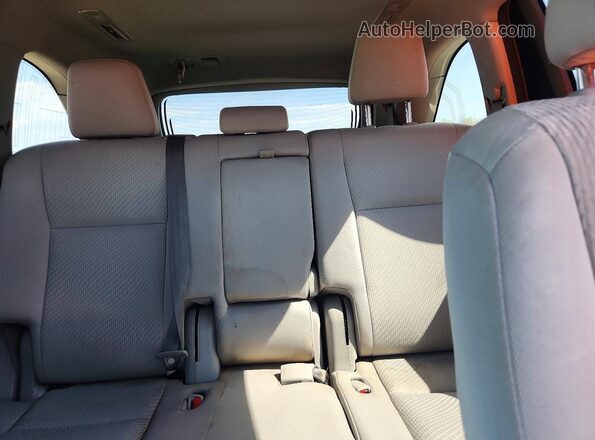 5TDBZRFH3HS406511 2017 TOYOTA HIGHLANDER Silver Rear seats view