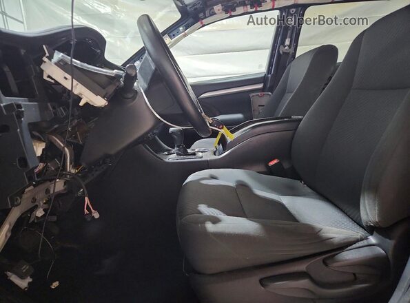 5TDBZRFH6JS887215 2018 TOYOTA LE Синий Вид салона спереди