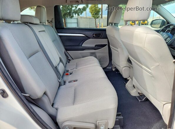 5TDBZRFH8JS889404 2018 TOYOTA HIGHLANDER Белый Вид задней части салона