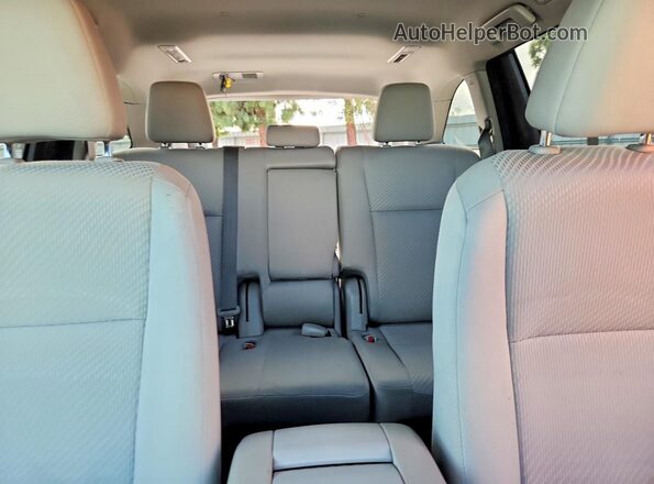 5TDBZRFH8JS889404 2018 TOYOTA HIGHLANDER Белый Вид задних сидений
