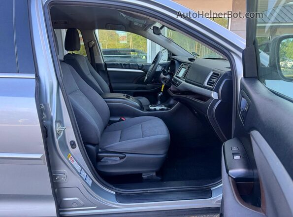 5TDBZRFH9JS843564 2018 TOYOTA HIGHLANDER Silver Widok z przodu