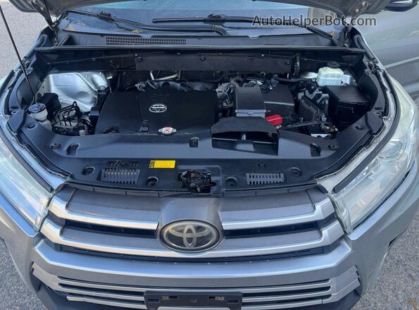 5TDBZRFH9JS843564 2018 TOYOTA HIGHLANDER Silver Widok wnętrza z tyłu