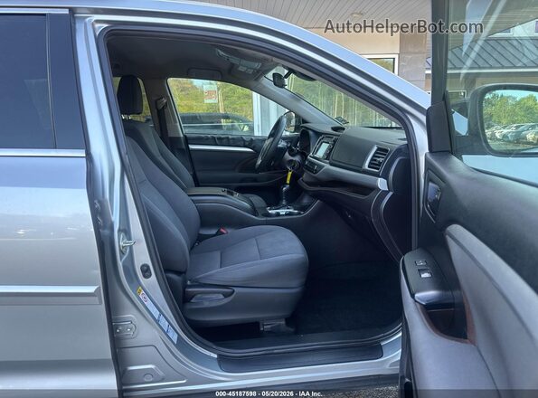 5TDBZRFH9JS843564 2018 TOYOTA HIGHLANDER Серебряный Вид салона спереди