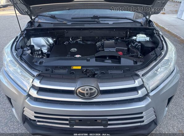 5TDBZRFH9JS843564 2018 TOYOTA HIGHLANDER Серебряный Вид сзади
