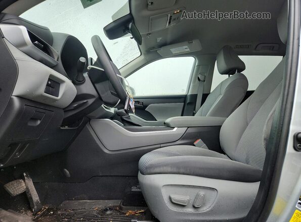 5TDCZRBH6MS065206 2021 TOYOTA HIGHLANDER Серебряный Вид салона спереди