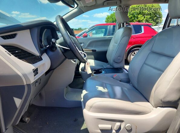 5TDDZ3DC7KS214853 2019 TOYOTA SIENNA Silver Front interior view
