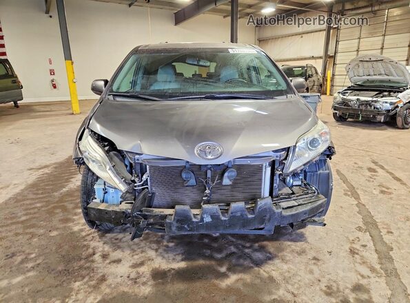 5TDDZ3DC9HS173571 2017 TOYOTA SIENNA Silver Vista frontal