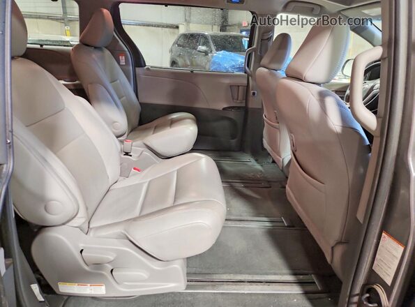 5TDDZ3DC9HS173571 2017 TOYOTA SIENNA Silver Vista interior trasera